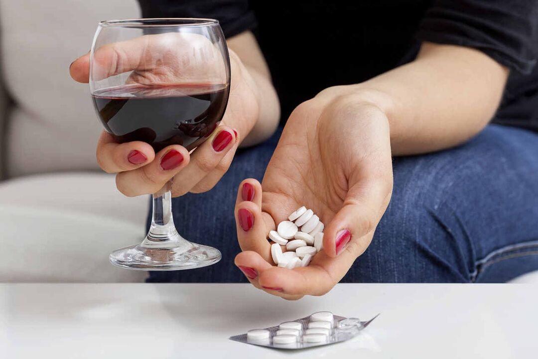 compatibilidade de tomar antibióticos e alcohol