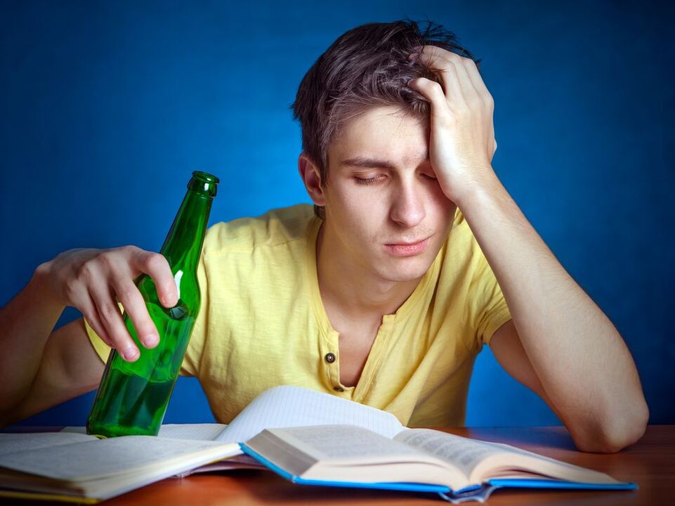 estudante canso con cervexa como deixar de beber