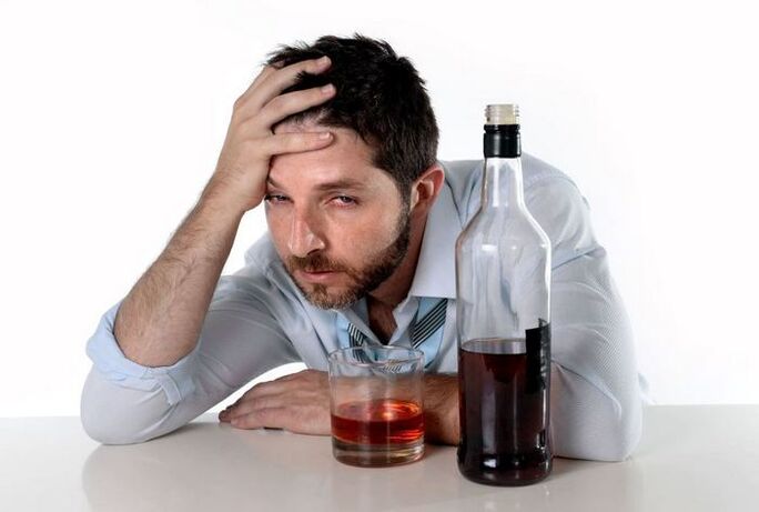 Home que padece alcoholismo e como deixar de beber