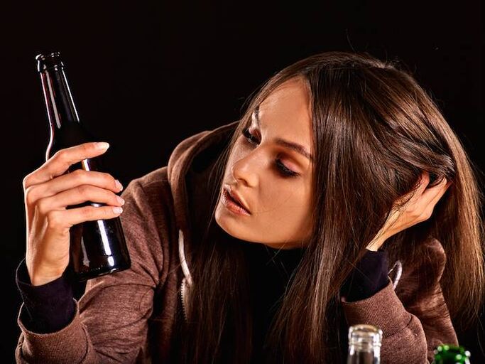 Rapaza cunha botella como desfacerse da adicción