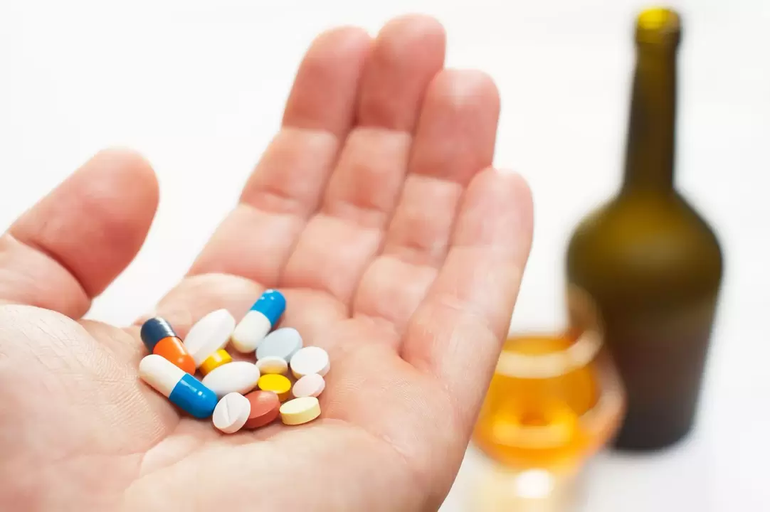 É posible combinar antibióticos e alcohol