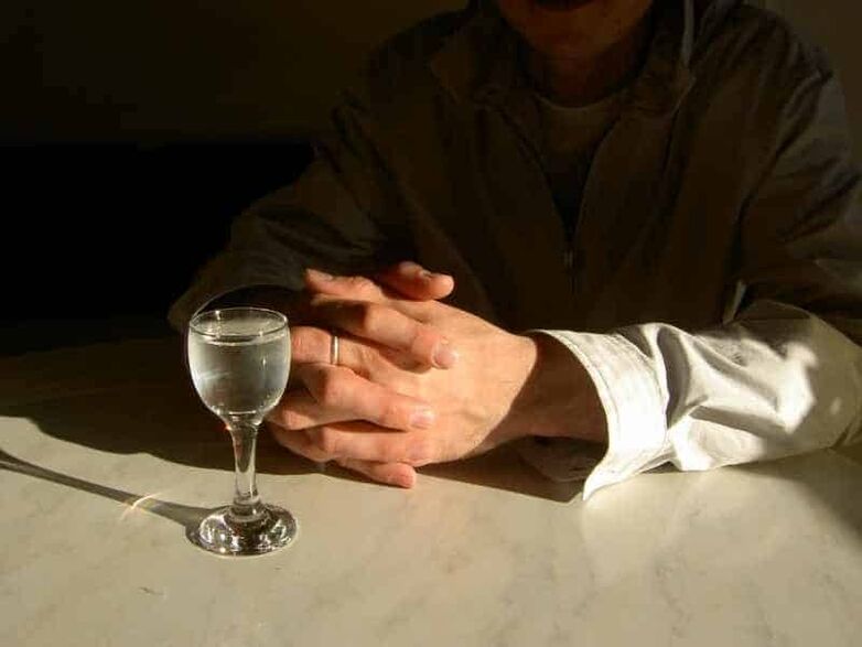 Ao beber incluso pequenas doses de alcohol forte diariamente, unha persoa desenvolve dependencia do alcohol