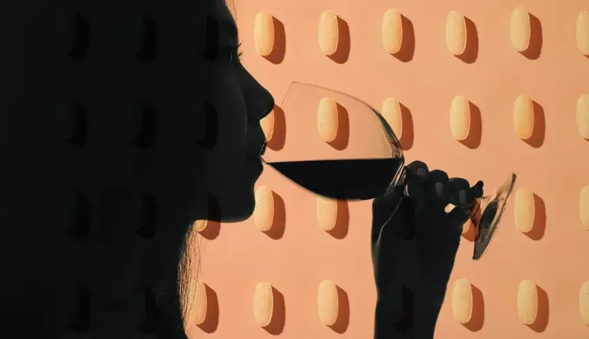 beber alcohol e tomar antibióticos ao mesmo tempo