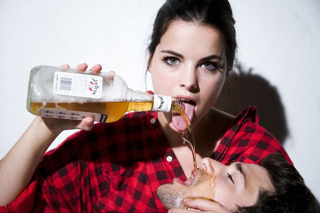 nena bótalle alcohol ao home antes do sexo
