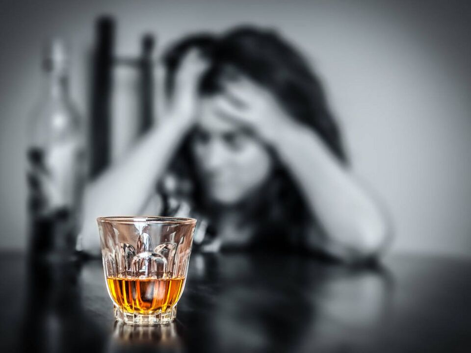 O estrés constante empurra a unha muller a beber alcohol